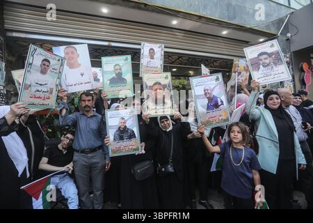 Nablus, Palestina. 8 luglio 2025. Le famiglie dei prigionieri palestinesi conservano le foto dei loro parenti incarcerati durante una manifestazione di solidarietà. I palestinesi hanno organizzato una protesta per chiedere un accordo di scambio di prigionieri con il governo israeliano e Hamas. Credito: SOPA Images Limited/Alamy Live News Foto Stock