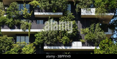 Milano, Italia - 8 luglio 2025: Vista ravvicinata della facciata esterna del Bosco verticale, due grattacieli residenziali progettati da Boer Foto Stock