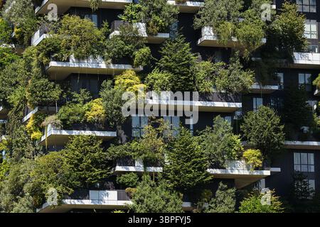 Milano, Italia - 8 luglio 2025: Vista ravvicinata della facciata esterna del Bosco verticale, due grattacieli residenziali progettati da Boer Foto Stock