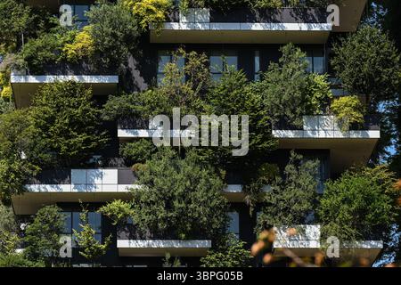 Milano, Italia - 8 luglio 2025: Vista ravvicinata della facciata esterna del Bosco verticale, due grattacieli residenziali progettati da Boer Foto Stock
