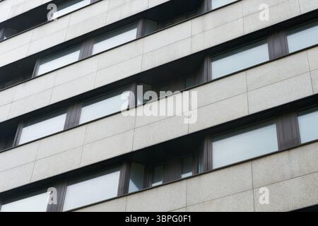 Di fronte a un hotel abbandonato e vuoto a Berlino Foto Stock