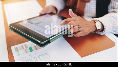 Mani, tablet e schermo con grafico gantt, gestione dell'ufficio e delle risorse umane presso l'agenzia aziendale. Persona, tecnico e fare clic su ux per la revisione delle statistiche Foto Stock