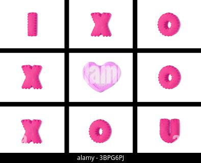 Hot Pink Typography of i LOVE U in TIC TAC Toe Game realizzato con biscotti a forma di alfabeto e marshmallow su sfondo bianco Foto Stock