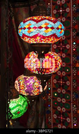 Splendide lampade a mosaico multicolore in stile arabo in camera Foto Stock