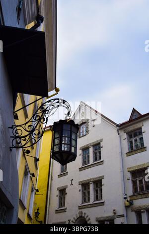 Storico lampione decorato nella città vecchia di Tallinn Foto Stock