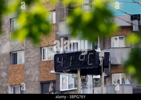 Bucarest, Romania. 8 luglio 2025. Un termometro pubblico visualizza 41 gradi Celsius durante una calda giornata estiva a Bucarest, Romania, 8 luglio 2025. L'amministrazione meteorologica nazionale rumena (ANM) il lunedì ha esteso il codice di allarme rosso, arancione e giallo delle onde di calore fino a mercoledì mattina, poiché le temperature estreme continuano a colpire il paese. Crediti: Cristian Cristel/Xinhua/Alamy Live News Foto Stock