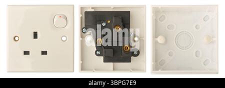 Set di frontalino per presa a muro tipo G a tre pin, lato componente interno e scatola posteriore in plastica sfondo bianco isolato, installazione elettrica o casa Foto Stock