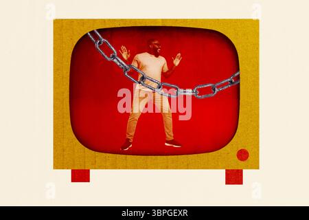 Il collage di tendenza pop Zine 3d completo di Happy Man si trova all'interno della trappola a catena dello schermo televisivo, la dipendenza dalla trasmissione, la propaganda del lavaggio del cervello Foto Stock
