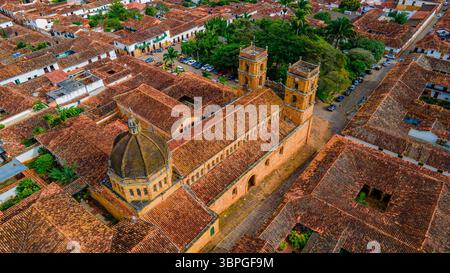 Splendida vista aerea di Barichara, Colombia, che mostra l'architettura tradizionale e la vegetazione lussureggiante, perfetta per il turismo. Foto Stock