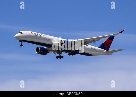 SeaTac, WA, USA - 2 luglio 2025;Delta Air Lines Airbus A350, registrazione atterraggio a reazione passeggeri N509DN Foto Stock