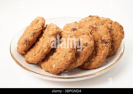 Biscotti con farina d'avena con patatine di cioccolato su sfondo bianco. Foto Stock