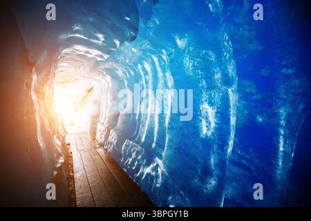 Spettacolare ghiaccio blu all'interno di una grotta di ghiacciaio. Luogo delle Alpi Bernesi, ghiacciaio del Rodano, Furkapass e passo del Grimselpass, alpi svizzere, Europa. Popolare trav Foto Stock