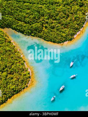 Foto aerea con drone della baia tropicale. Posizione Place Cres, Croazia, Europa. Panorama mozzafiato sul mare. La fotografia con i droni più popolare Foto Stock