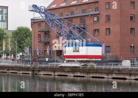 Duisburg, Germania - Vista di una vecchia gru di carico di fronte al foro del porto nel porto interno di Duisburg. Foto Stock