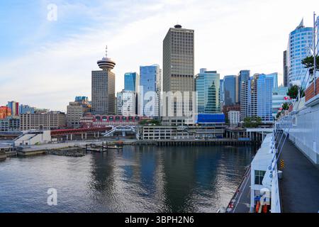 Grattacieli del centro di Vancouver visti da Canada Place, un centro convegni e terminal delle navi da crociera nella Columbia Britannica, Canada Foto Stock