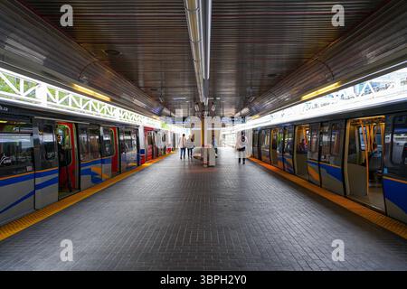 Piattaforma del Vancouver SkyTrain, un sistema di trasporto rapido di media capacità che utilizza treni completamente automatizzati nella Columbia Britannica, Canada Foto Stock