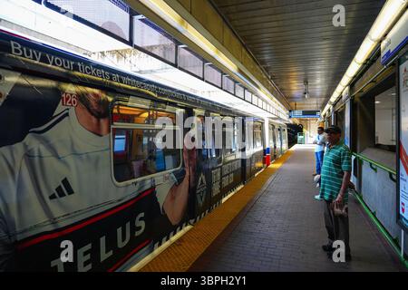Piattaforma del Vancouver SkyTrain, un sistema di trasporto rapido di media capacità che utilizza treni completamente automatizzati nella Columbia Britannica, Canada Foto Stock