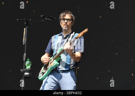 SHEPTON MALLET, INGHILTERRA - GIUGNO 28: Fiumi Cuomo di «Weezer» che si esibiscono sull'altro palco al Glastonbury Festival, Worthy Farm, Pilton, il 28 giugno 2025 a Shepton Mallet, Inghilterra.CAP/Mar ©Mar/Capital Pictures Foto Stock