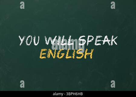 Parlerai un'iscrizione inglese sulla lavagna verde. Corso di lingua Foto Stock