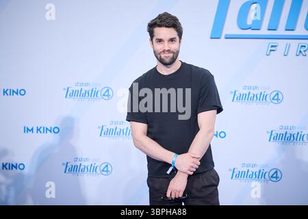 Berlino, Germania. 8 luglio 2025. Maximilian Befort viene all'evento dei fan con il tappeto blu per il film "i fantastici quattro - primi passi" al Center am Potsdamer Platz. Credito: Annette Riedl/dpa/Alamy Live News Foto Stock