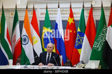 Mosca, Russia. 6 luglio 2025. Il presidente russo Vladimir Putin, ascolta durante una riunione di teleconferenza del 17 ° vertice BRICS, dal Cremlino, 6 luglio 2025 a Mosca, in Russia. Putin, che è sotto mandato di arresto del Tribunale penale internazionale per la sua invasione dell'Ucraina, ha scelto di non partecipare di persona al Vertice di Rio. Crediti: Mikhail Metzel/piscina del Cremlino/Alamy Live News Foto Stock