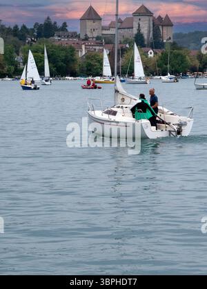 Le barche a vela sono molto popolari sul lago di Annecy nelle Alpi francesi, lo storico castello d'Annecy si affaccia sulla città e sulla foresta alpina circostante, Annecy, Foto Stock