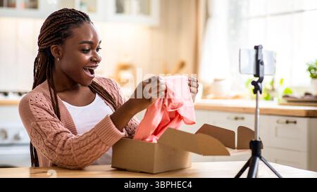 Blog di moda. Young African American Female Influencer Recording Video Content at Home Foto Stock