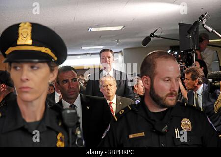 WASHINGTON DC, Stati Uniti d'America - 8 GIUGNO 2017 l'ex direttore dell'FBI James Comey esce dalla sala dell'udienza nell'edificio degli uffici del Senato Hart e supera il guanto di telecamere e giornalisti dei media dopo essere apparso oggi davanti al comitato dell'Intelligence del Senato Foto Stock