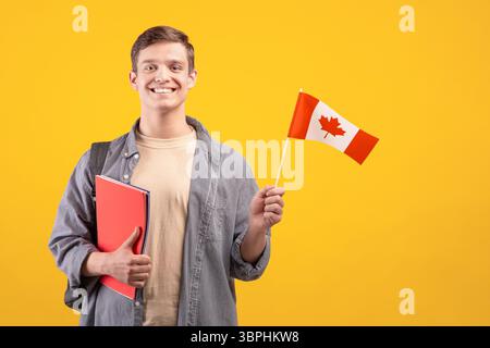 Canada giorno, patriottismo e condivisione della conoscenza. Millennesimo ragazzo europeo sorridente Foto Stock
