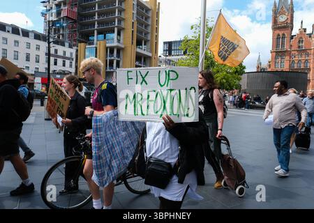 Londra, Regno Unito. 7 luglio 2025. London Renters Union protesta contro Notting Hill Genesis - il manifestante tiene un cartello fuori dalla stazione di Kings Cross Foto Stock