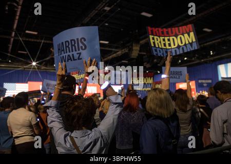 Una folla di sostenitori guarda Kamala Harris guardare Kamala Harris parlare al raduno della campagna ad Harrisburg, Pennsylvania, 30 ottobre 2024. Foto Stock