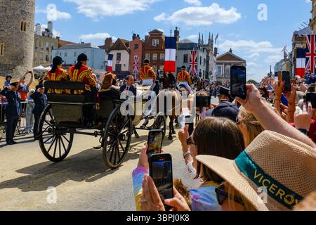 Caterina e Guglielmo, la Principessa e il Principe di Galles passeranno davanti ai fan reali lungo il percorso durante una processione in carrozza a Windsor per la visita dello Stato francese. Foto Stock