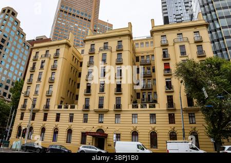 Facciata dell'Alcaston House, costruita nel 1930 in stile architettonico Art Deco che riflette la tendenza post-bellica del vivere in appartamento, a Melbourne, Victoria, Aust Foto Stock
