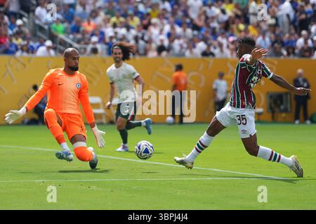New Jersey, Stati Uniti. 8 luglio 2025. Hercules (R) di Fluminense spara durante la semifinale tra Fluminense FC (Brasile) e Chelsea FC (Inghilterra) alla Coppa del mondo per club FIFA 2025 al MetLife Stadium, New Jersey, Stati Uniti, 8 luglio 2025. Crediti: Xu Chang/Xinhua/Alamy Live News Foto Stock