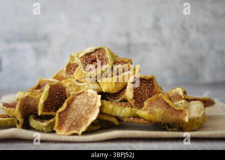 Fichi secchi sani impilati su un tavolo per spuntini Foto Stock