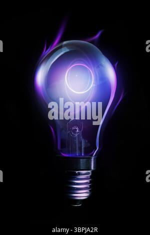 Il rendering 3D mostra una lampadina a incandescenza con archi al plasma viola-blu luminosi su sfondo scuro Foto Stock