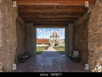 Bender, Moldavia 06.09.2021. Vista esterna della fortezza di Tighina a Bender, Transnistria o Moldavia, in una giornata estiva di sole, Bender, Moldavia, Europa Foto Stock