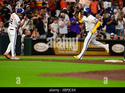 7 luglio 2025: La terza base degli Houston Astros Isaac Paredes (15) e l'allenatore della terza base degli Houston Astros Tony Perezchica (12) si scambiano segnali dopo i turni di Paredes terzo nel quinto inning durante la partita MLB tra i Cleveland Guardians e gli Houston Astros lunedì 7 luglio 2025 al Daikin Park di Houston, Texas. I Guardiani sconfissero gli Astros 7-5. (Immagine di credito: © Tom Walko/ZUMA Press Wire) SOLO USO EDITORIALE! Non per USO commerciale! Foto Stock
