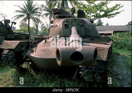 Diapositiva scansionata di una storica fotografia a colori di un carro armato americano distrutto durante la guerra del Vietnam Foto Stock
