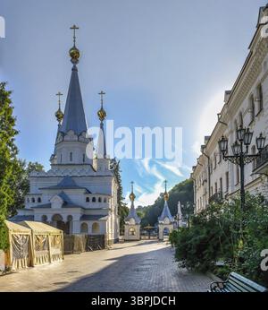 Svyatogorsk, Ucraina 07.16.2020. L'ingresso principale del territorio della Svyatogorsk Lavra in Ucraina, in una mattinata d'estate soleggiata, Svyatogorsk, Ucraina, Foto Stock