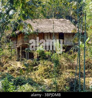 Diapositiva scansionata di una storica fotografia a colori di palafitte in un villaggio della minoranza etnica del fiorito Hmong nel Vietnam del Nord nel Rosso Foto Stock