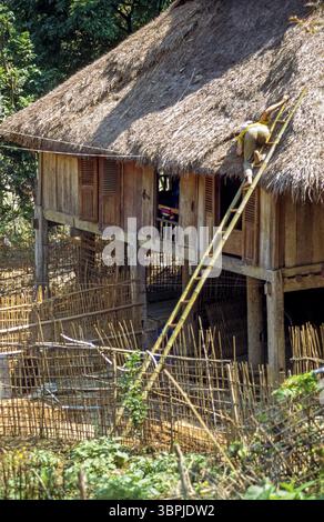 Diapositiva scansionata di una storica fotografia a colori di palafitte in un villaggio della minoranza etnica del fiorito Hmong nel Vietnam del Nord nel Rosso Foto Stock