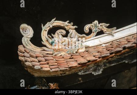 Diapositiva scansionata di una storica fotografia a colori di un motivo all'interno della cosiddetta città Viola Proibita, l'ex palazzo imperiale di Hue, Cent Foto Stock