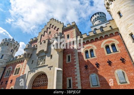 Vista obliqua della facciata del portale d'ingresso del castello di Neuschwanstein in Baviera, Germania, Schwangau, Germania, Europa Foto Stock