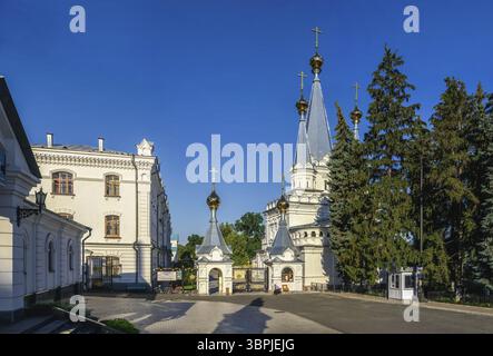 Svyatogorsk, Ucraina 07.16.2020. L'ingresso principale del territorio della Svyatogorsk Lavra in Ucraina, in una mattinata d'estate soleggiata, Svyatogorsk, Ucraina, Foto Stock