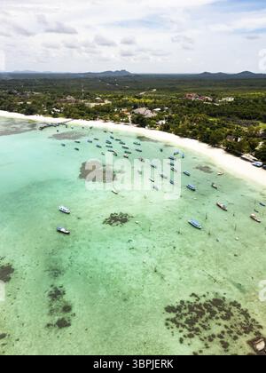 Vista sulla spiaggia di Belitung Kelayang e sulle barche con droni. Splendida vista aerea delle isole, del mare e delle rocce di Belitung, Indonesia, Asia Foto Stock
