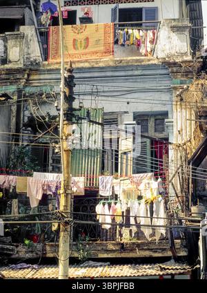 Diapositiva scansionata di una fotografia storica a colori che mostra i dettagli di un edificio di appartamenti fatiscente nel quartiere Vecchio di Hanoi, la capitale di vie Foto Stock