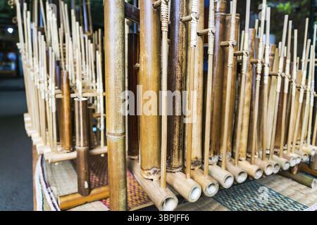 Angklung, strumento musicale popolare tra i Sundanesi in Indonesia. Lo strumento musicale tradizionale indonesiano è realizzato in bambù Foto Stock