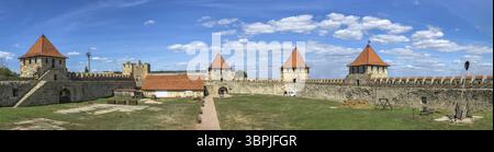 Bender, Moldavia 06.09.2021. Le mura e le torri della fortezza di Tighina a Bender, Transnistria o Moldavia, in una soleggiata giornata estiva, Bender, Moldo Foto Stock