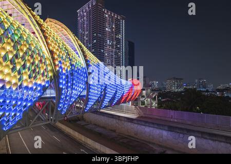 Kuala Lumpur, Malesia - maggio 2023: Ponte Saloma link illuminato di notte, una nuova attrazione turistica a Kuala Lumpur, Malesia, Asia Foto Stock